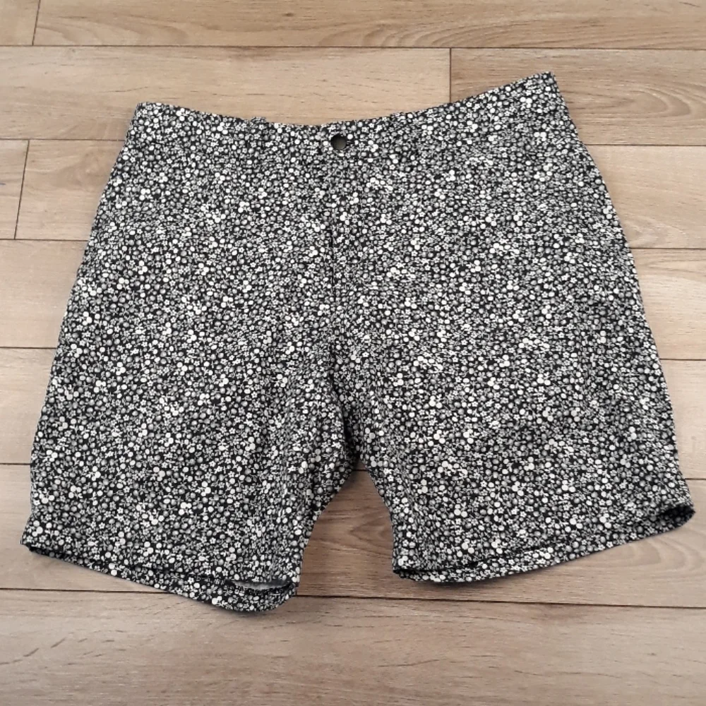 LULULEMON Dark Blue White Floral Pattern Cotton Blend Sz 34‎ Mens Casual Shorts